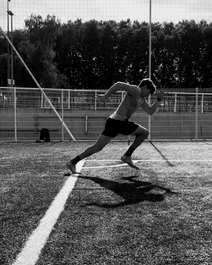 Titouan en départ de sprint sur un terrain synthétique